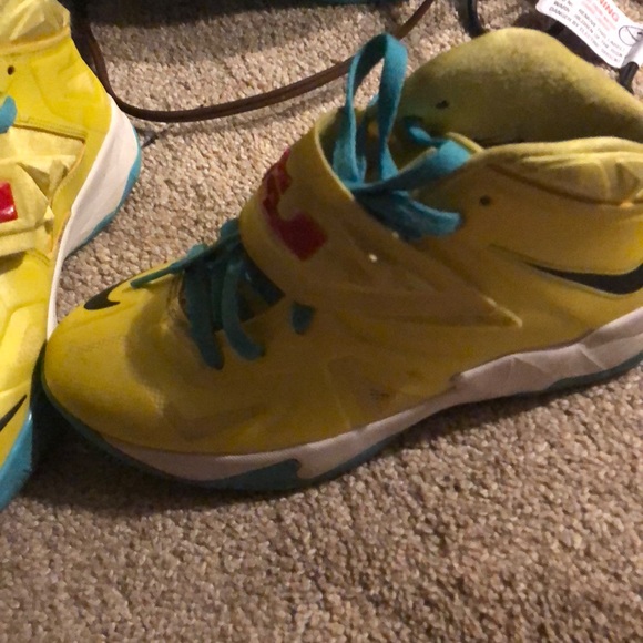 Lebron’s Size 6 - Picture 2 of 6